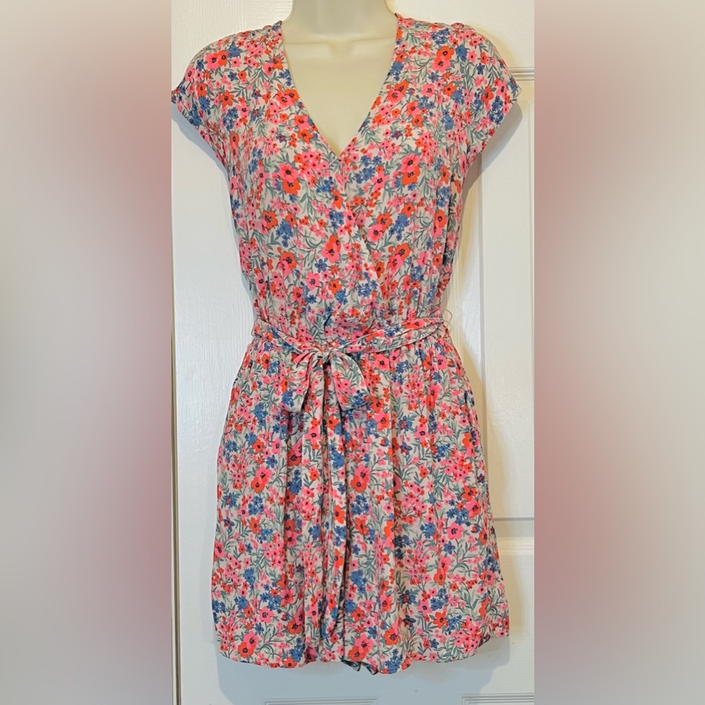 American Eagle Floral Shorts Romper with Belt, and side Pockets, Size Small